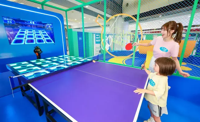 青衣城體驗互動電子乒乓球遊戲