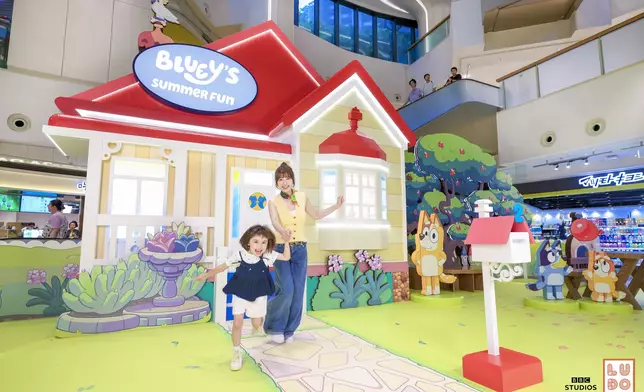 小朋友在全港首個 Bluey 主題玩樂庭園奔跑遊玩