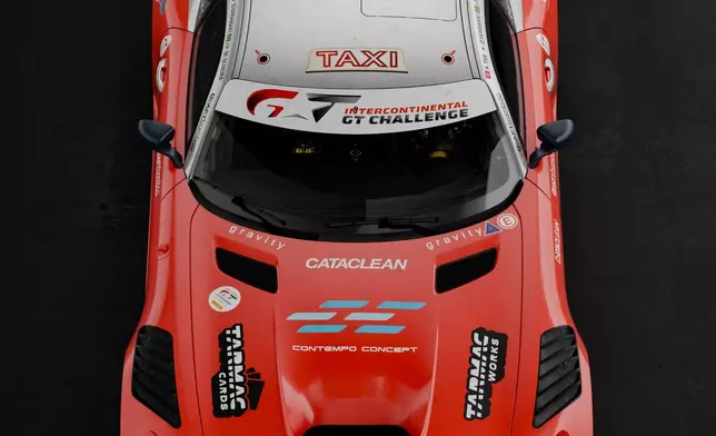 採用香港紅色的士拉花的28號Mercedes-AMG GT3賽車俯視圖