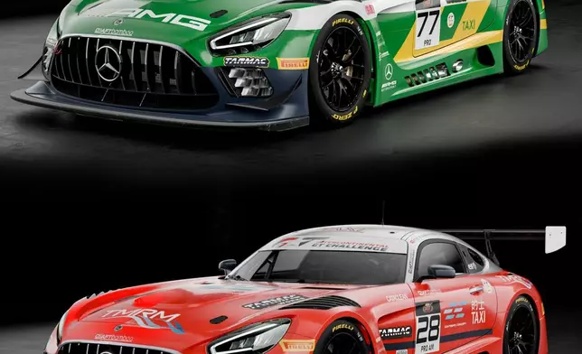 兩部即將參加鈴鹿1000公里賽的Mercedes-AMG GT3賽車：77號日本綠色的士拉花（上）及28號香港紅色的士拉花（下）