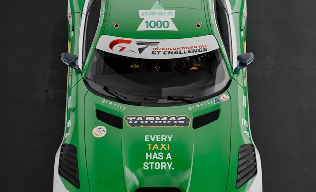採用日本綠色的士拉花的77號Mercedes-AMG GT3賽車俯視圖，車頂標有鈴鹿耐久1000字樣