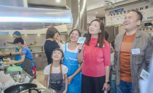 香港中華煤氣有限公司總監王佩兒與嘉賓及小朋友在廚房互動交流。