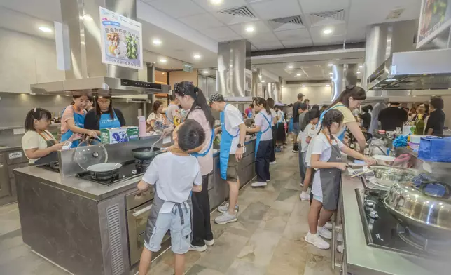 各隊家庭於廚房內各展所長，將日常食材變為健康創意的美味便當。