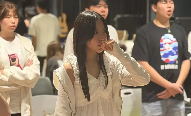 學生於工作坊中認真練習