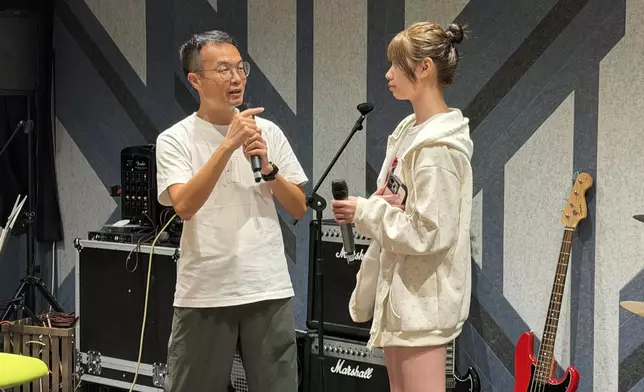 聲樂導師黃健勤親自指導入圍學生唱歌技巧
