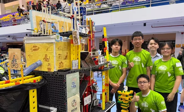 香港代表隊高中組成員與其參賽作品合影