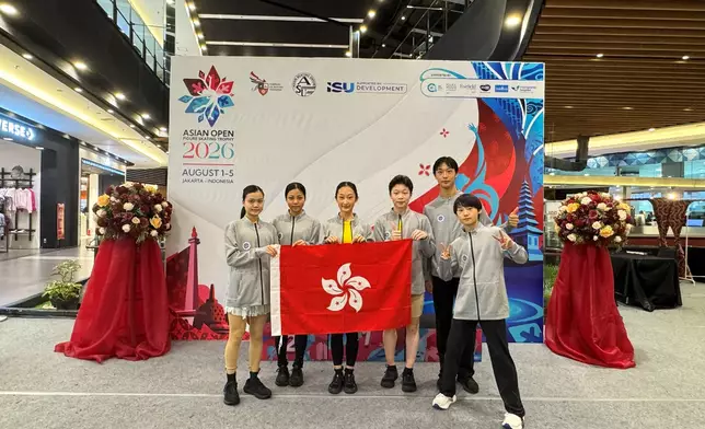 青年組男子及女子隊運動員手持區旗合照
