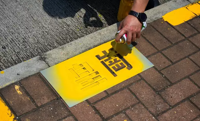 城巴工程人員於地面噴塗巴士站點標示，完善營運細節