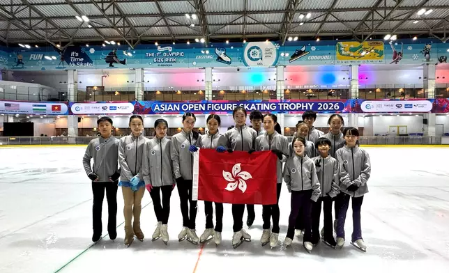一眾中國香港隊運動員於賽場合影留念