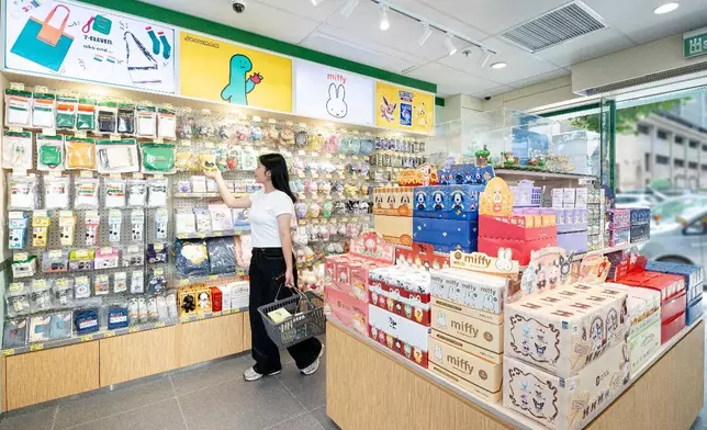概念店特設人氣精品及盲盒專區，提供多款 IP 精品及潮流周邊