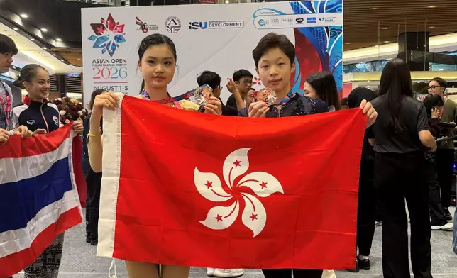 青年女子組季軍郭幸儀（左）與青年男子組季軍李嘉銳（右）於領獎台合照