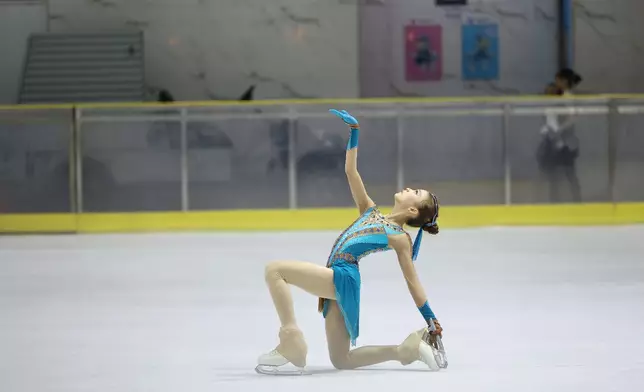 運動員於冰面上進行精彩的花樣滑冰表演