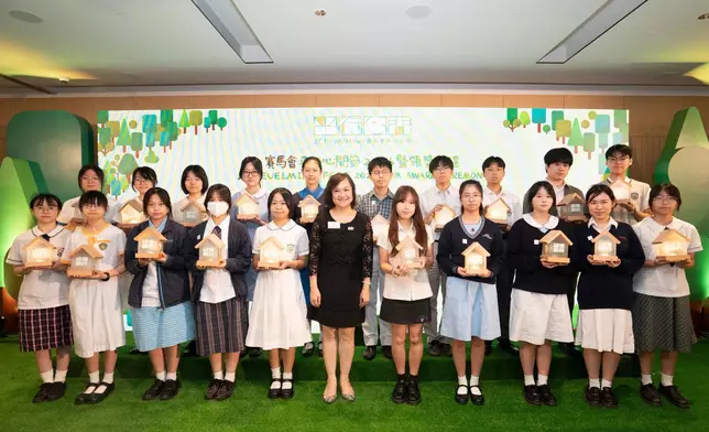 教育局首席助理秘書長（特殊教育) 李慧冰女士頒發「平行心間學會獎狀」，表揚計劃第二年賽馬會平行心間（校園）參與學校於推動校園身心靈健康發展的努力。