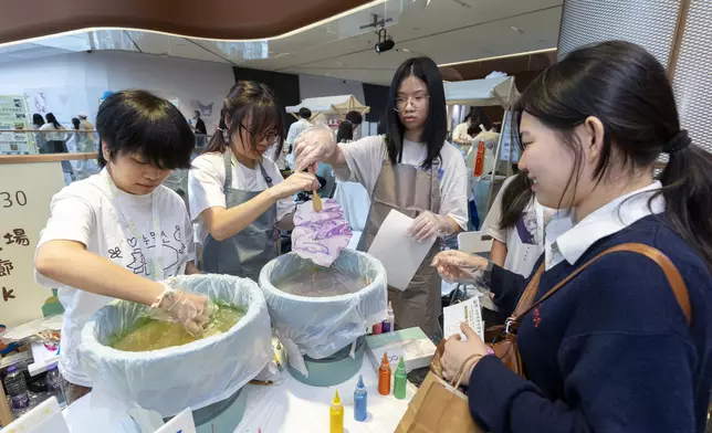 由「賽馬會平行心間」聯合策劃機構（賽馬會平行心間 - 香港基督教女青年會）策劃的「心流」攤位，透過藝術活動「漆扇工作坊」幫助參加者放鬆身心、紓緩壓力。