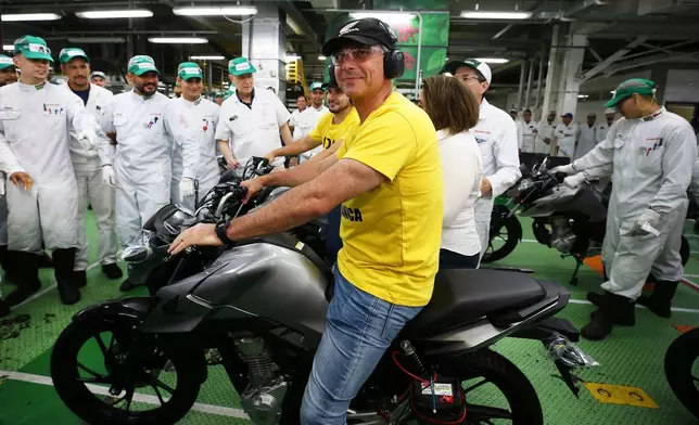 2026年9月11日周五，反對派總統候選人參議員弗拉維奧·博索納羅在巴西亞馬遜州馬瑙斯，出席競選活動期間參觀本田電單車廠時，坐在一輛電單車上。(美聯社圖片/Edmar Barros) AP圖片