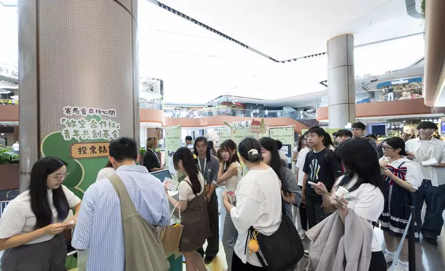 8隊入圍的青年企劃團隊於活動中展示創意提案企劃海報，供公眾參觀及投票。