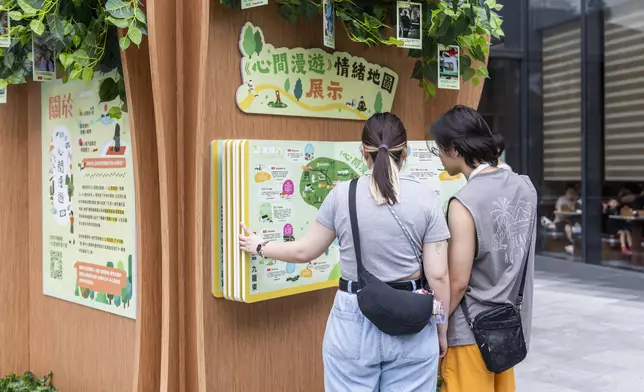 《心間漫遊》成果展展出參加者探索社區與情緒連繫的打卡照片與體會， 期盼大家能與同行夥伴一起放慢腳步，在日常中捕捉專屬彼此的小確幸與溫暖。