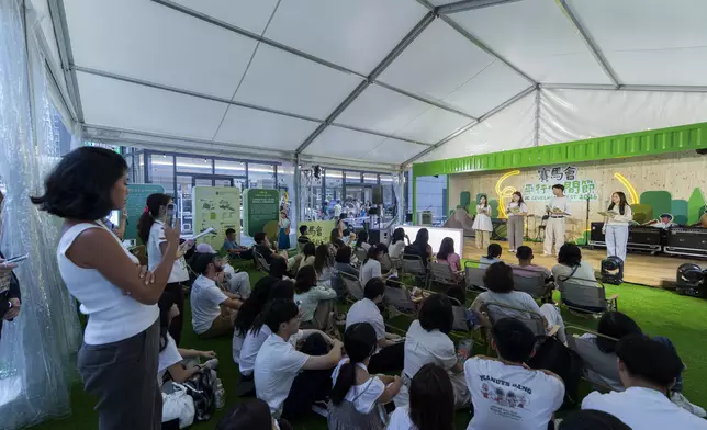 《心間漫遊》成果展展出參加者探索社區與情緒連繫的打卡照片與體會，期盼大家能與同行夥伴一起放慢腳步，在日常中捕捉專屬彼此的小確幸與溫暖。
