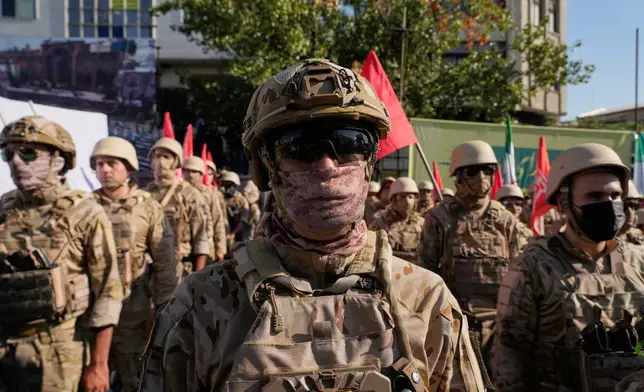 伊朗革命衛隊武裝人員周五（2026年9月18日）在伊朗德黑蘭參與政府組織的「Janfada」（意為「為伊朗犧牲」）軍事演習。(美聯社圖片/Vahid Salemi) AP圖片