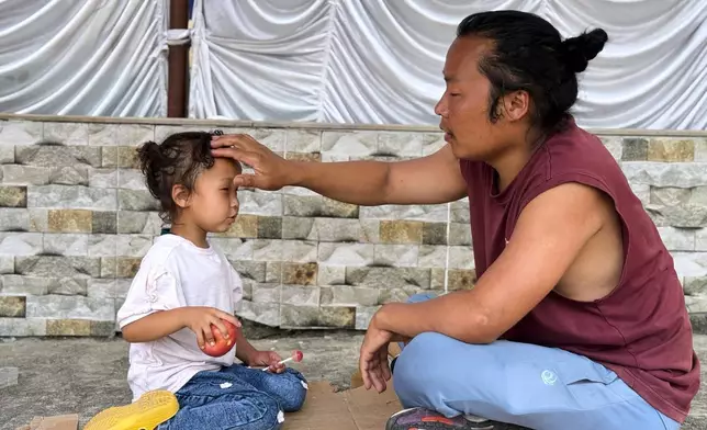 倖存者策林格爾布喇嘛與女兒在尼泊爾加德滿都一間佛寺內。攝於2026年8月31日周一。(美聯社圖片/Niranjan Shrestha) AP圖片