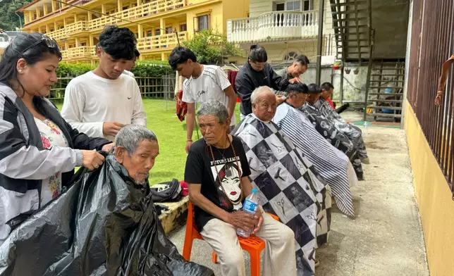 倖存者在尼泊爾加德滿都一間佛寺內理髮。攝於2026年8月31日周一。(美聯社圖片/Niranjan Shrestha) AP圖片