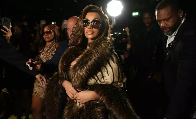 Cardi B周四（2026年9月24日）出席在意大利米蘭舉行的羅拔圖卡華利2027年春夏女裝時裝展。(美聯社圖片/Luca Bruno) AP圖片