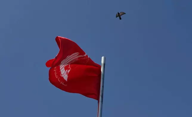 2026年9月27日，伊朗德黑蘭，一隻鳥飛過一棟附屬於德黑蘭市政府的建築，該建築上懸掛著黎巴嫩武裝組織真主黨的旗幟，以紀念真主黨領袖納斯魯拉遇害兩周年。(美聯社圖片/Vahid Salemi) AP圖片