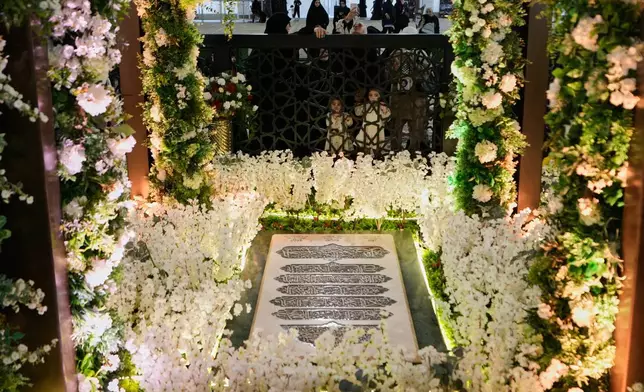 2026年9月26日，黎巴嫩貝魯特，真主黨領袖納斯魯拉遇害兩周年（2024年9月27日遭以色列空襲身亡）前一天，人們參觀納斯魯拉陵墓。(美聯社圖片/Bilal Hussein) AP圖片