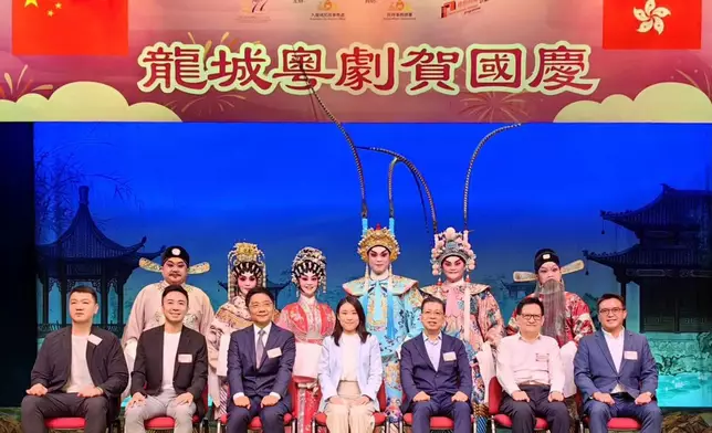 九龍城民政處連串活動賀國慶迎中秋 粵劇匯演文藝表演向街坊派月餅