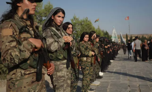 庫爾德婦女保護部隊（YPJ）的戰士，在敘利亞北部庫爾德人為主的城市科巴尼，出席當地監獄因連日緊張局勢及抗議活動引發火災而喪生的囚犯葬禮。攝於2026年9月14日周一。(美聯社圖片/Baderkhan Ahmad) AP圖片