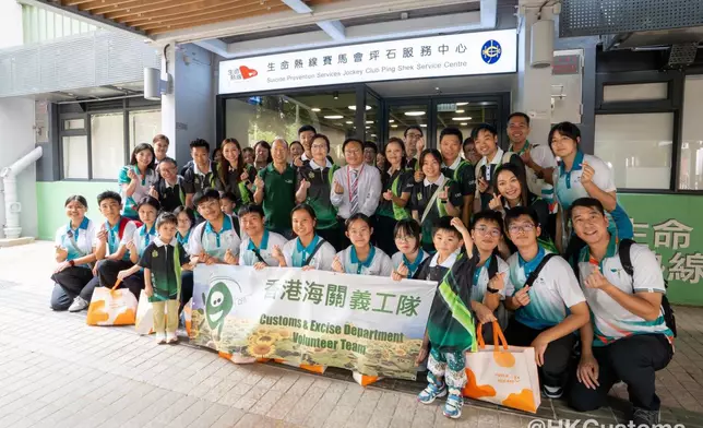 海關副關長帶隊九龍東探訪長者 邀黃江天博士與義工隊中秋送暖