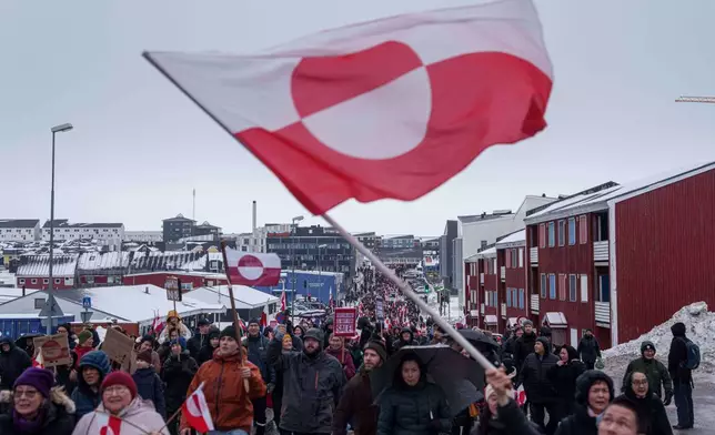 資料圖片：2026年1月17日，一群人走向美國領事館，抗議特朗普對格陵蘭的政策。(美聯社圖片/Evgeniy Maloletka) AP圖片