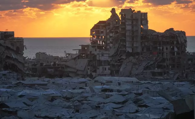 2026年9月23日周三，加沙城，在受戰爭破壞的建築物中，可見到收容流離失所巴勒斯坦人的帳篷。(美聯社圖片/Jehad Alshrafi) AP圖片