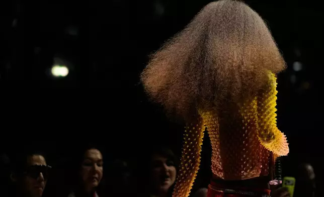 2026年9月24日周四，意大利米蘭，一名模特兒展示Roberto Cavalli 2027年春夏女裝系列的作品。(美聯社圖片/Luca Bruno) AP圖片