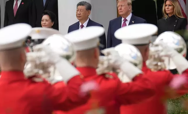 2026年9月24日周四，華盛頓白宮玫瑰園，總統特朗普、第一夫人梅拉尼婭特朗普、中國國家主席習近平及其夫人彭麗媛，一同觀看閱兵儀式。(美聯社圖片/Jacquelyn Martin) AP圖片
