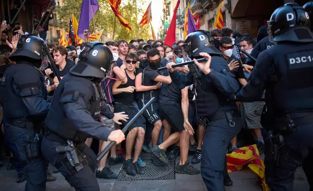 西班牙巴塞羅那，警員使用警棍驅散試圖擾亂極右翼加泰羅尼亞分離主義政黨集會的極左翼加泰羅尼亞分離主義者，攝於2026年9月10日周四。(美聯社圖片/Emilio Morenatti) AP圖片