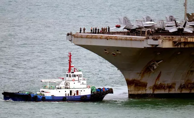 一艘拖船迎接美國海軍航空母艦「林肯號」，該艦於2026年9月2日周三抵達泰國春武里府林查班港。(美聯社圖片/薩猜·拉利特) AP圖片