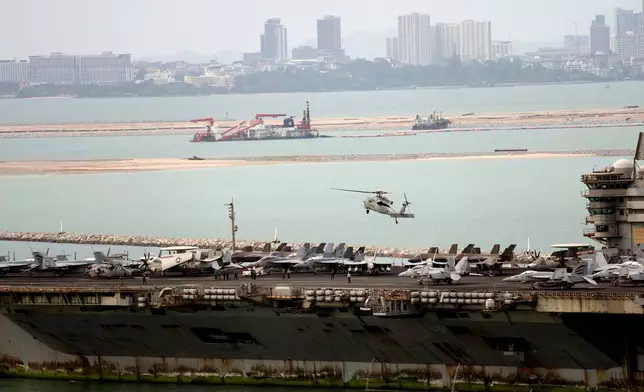 一架直升機降落在美國海軍航空母艦「林肯號」上，該艦於2026年9月2日周三抵達泰國春武里府林查班港。(美聯社圖片/薩猜·拉利特) AP圖片