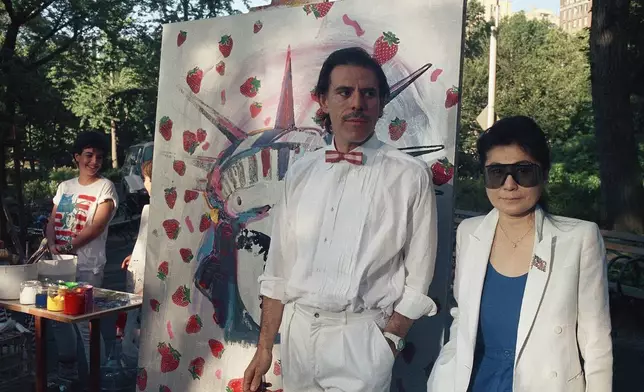(美聯社圖片/David Bookstaver, 檔案圖片) 1986年7月4日，藝術家彼得·麥斯（左）與小野洋子在紐約中央公園，於一幅自由女神像-草莓園壁畫前合照。 AP圖片