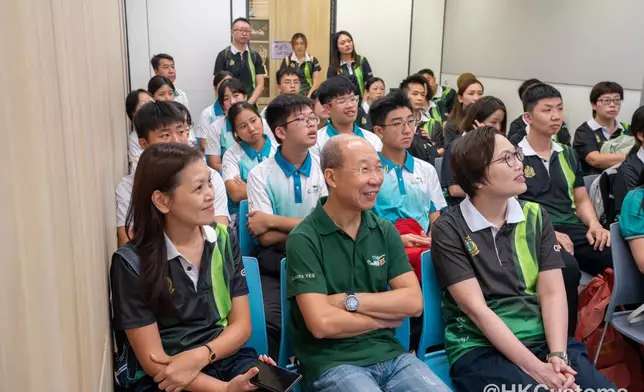 海關副關長帶隊九龍東探訪長者 邀黃江天博士與義工隊中秋送暖