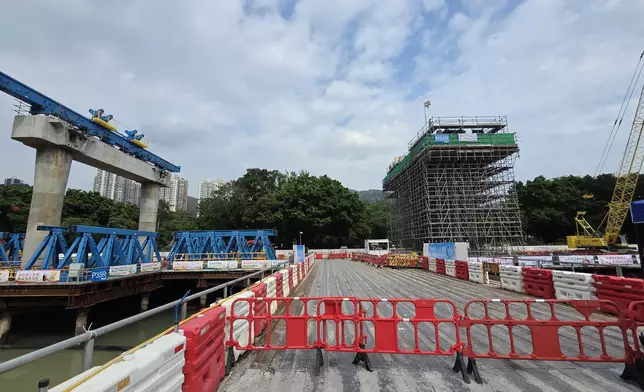 運輸及物流局視察屯門南延線工地 巨型架橋機加快興建