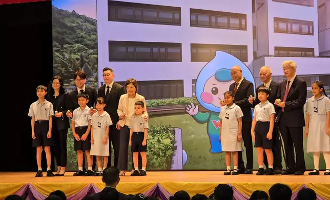 教育局局長蔡若蓮星期二(8月1日)前往秀茂坪一間小學，實地了解開學日運作情況。巴士的報記者攝