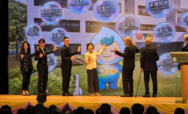 教育局局長蔡若蓮星期二(8月1日)前往秀茂坪一間小學，實地了解開學日運作情況。巴士的報記者攝