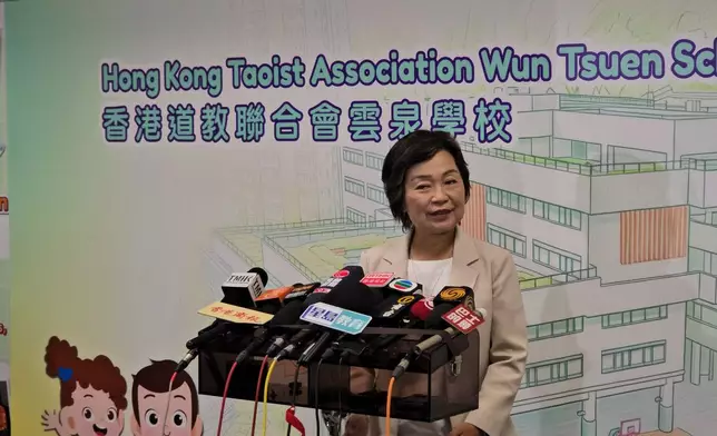 蔡若蓮表示，學齡人口持續下降屬結構性問題，當局一直以來透過不同措施，協助學校「軟著陸」。巴士的報記者攝
