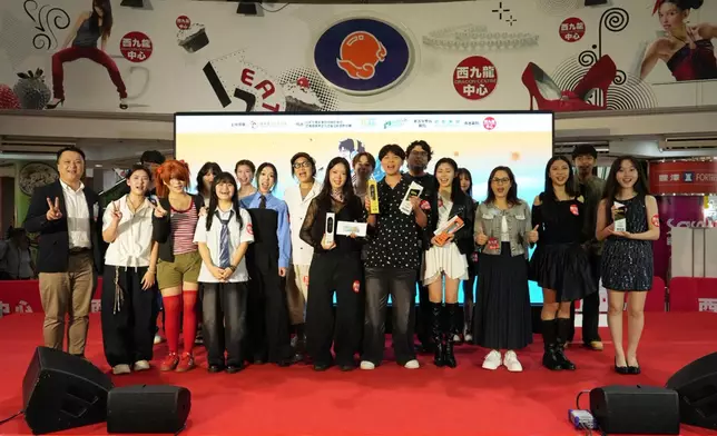 香港青少年服務處服務總監陶國誠先生、表演嘉賓J.Arie、專業評審方樹樑先生、Edwin Tong及Jason Yip與一眾得獎者及參賽者大合照。