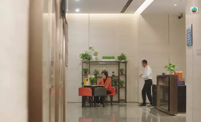 郭柏妍叫林漪娸買滴雞精，實情改門鎖密碼，林漪娸無奈在大堂等兒子返家。