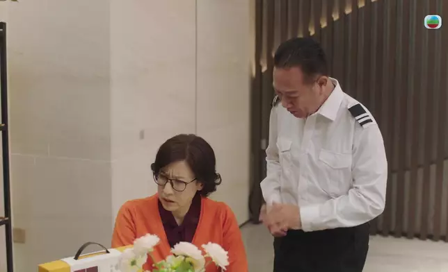 郭柏妍叫林漪娸買滴雞精，實情改門鎖密碼，林漪娸無奈在大堂等兒子返家。