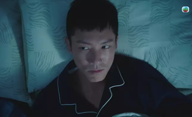 張頴康趁郭柏妍熟睡，偷對方電話。