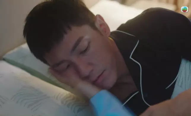 人面識別唔得，張頴康轉用指紋解鎖，但硬食反瞓的郭柏妍一巴掌。