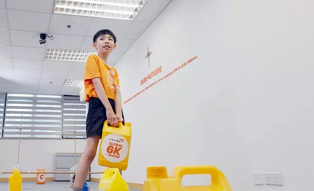 Billy仔親身玩食水相關小遊戲，拿著裝滿水的Jerry Can在室內行走，又嘗試製作過濾食水工具。